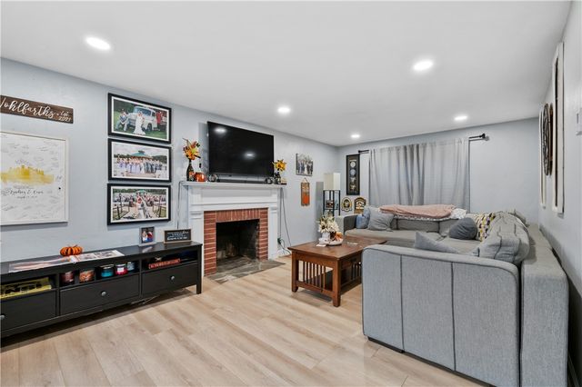 5300 Spring Valley Dr, Whitehall, PA 15236