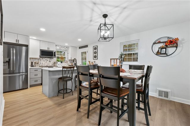 5300 Spring Valley Dr, Whitehall, PA 15236