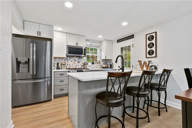 5300 Spring Valley Dr, Whitehall, PA 15236