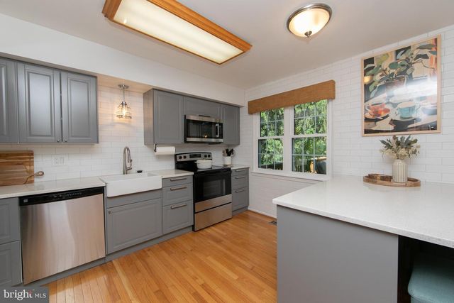 15 GREENSWARD LN, Cherry Hill, NJ 08002