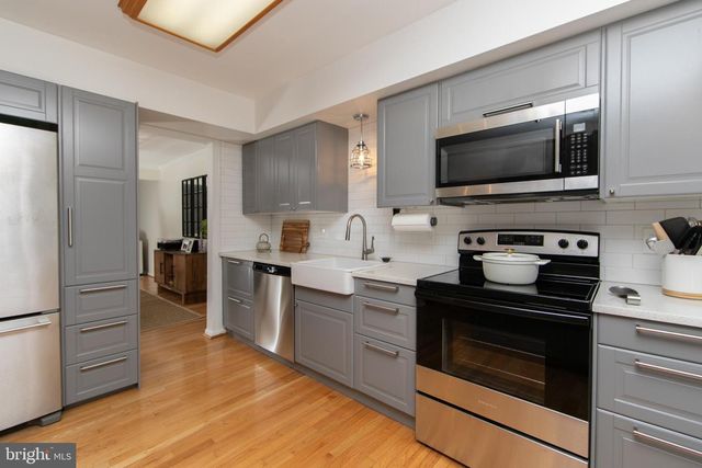 15 GREENSWARD LN, Cherry Hill, NJ 08002