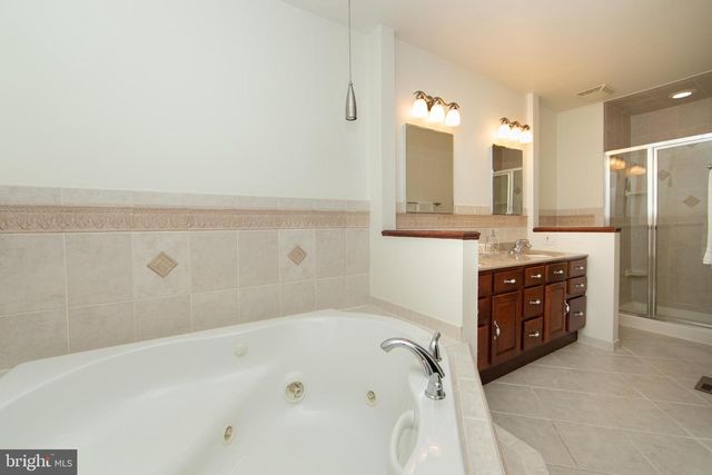 15 GREENSWARD LN, Cherry Hill, NJ 08002