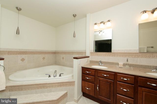 15 GREENSWARD LN, Cherry Hill, NJ 08002