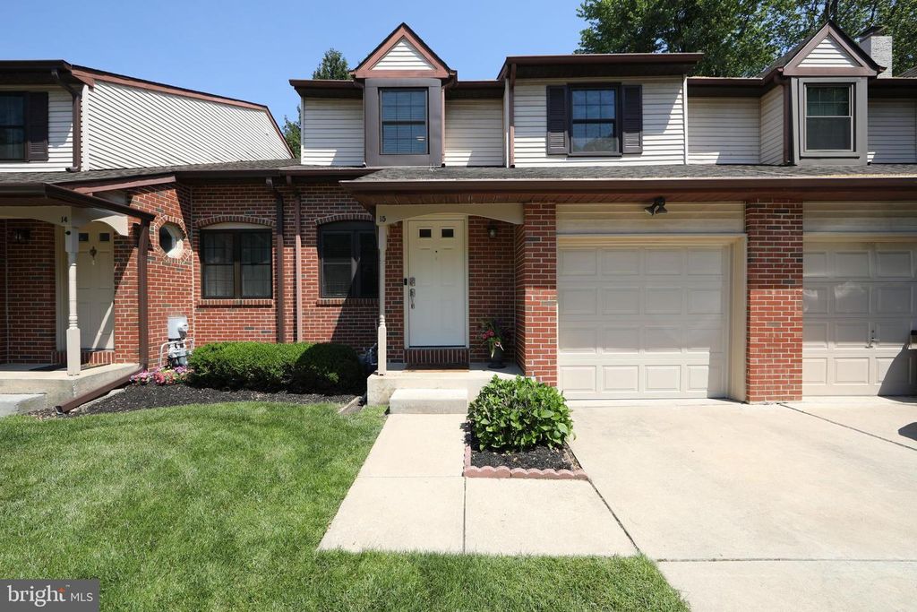 15 GREENSWARD LN, Cherry Hill, NJ 08002