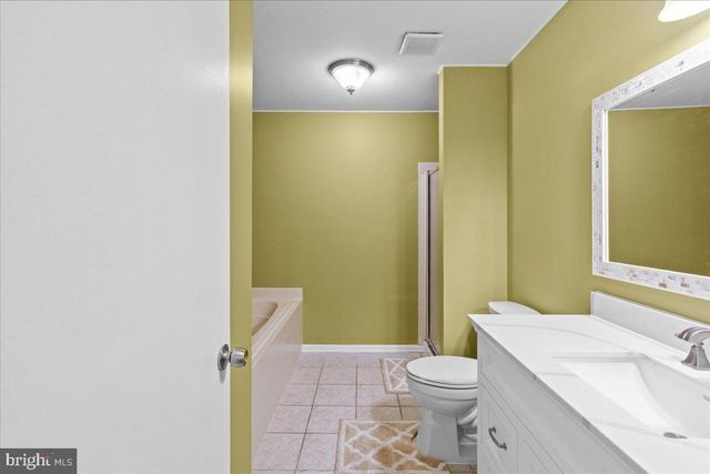 706-B TRESCOTT PL, Mount Laurel, NJ 08054