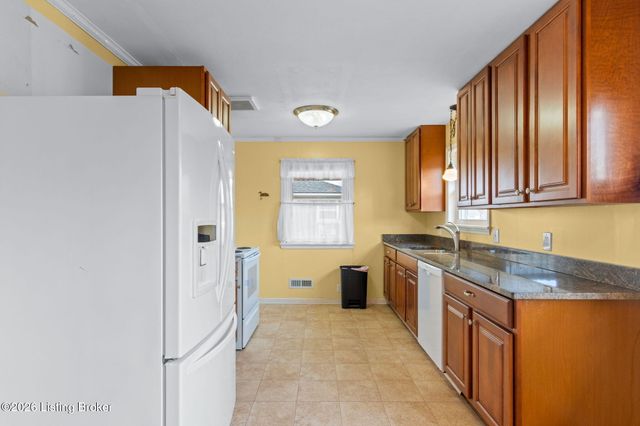 8426 Newstead Ave, Louisville, KY 40219