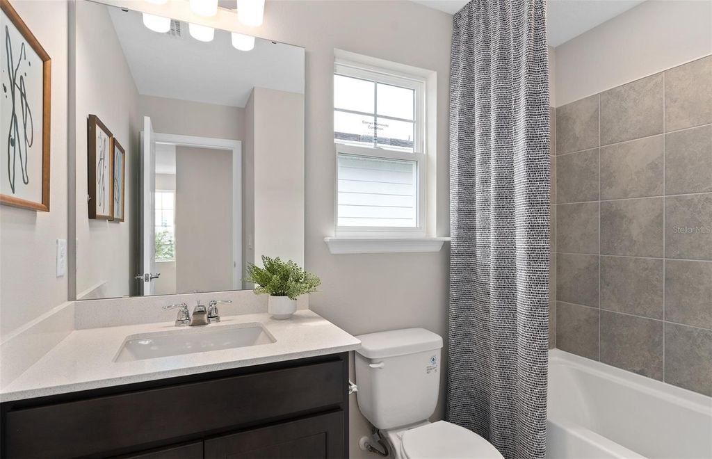 Image 20 of property listing at 1024 LEMONGRASS ALLEY, Orlando, FL 32820