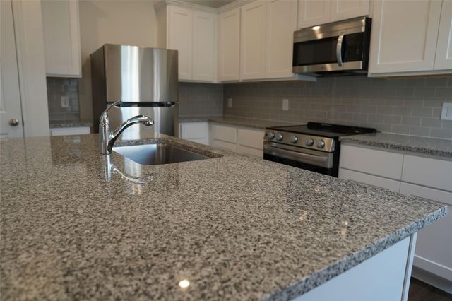 517 Oak Chase Avenue, Dayton, TX 77535