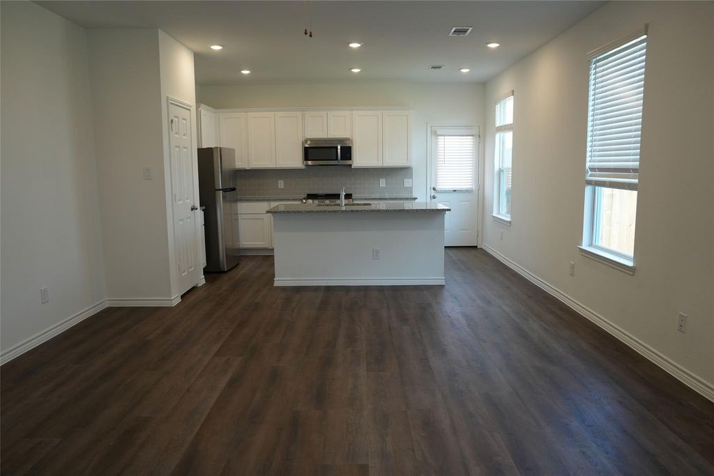 517 Oak Chase Avenue, Dayton, TX 77535