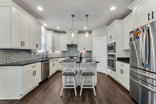219 Dunway LN, Chesapeake, VA 23323