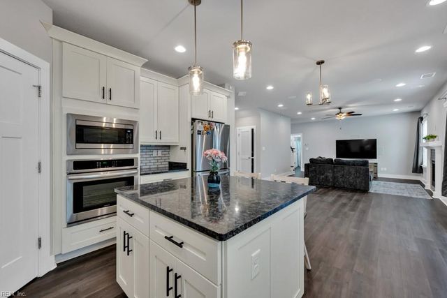 219 Dunway LN, Chesapeake, VA 23323