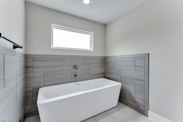 219 Dunway LN, Chesapeake, VA 23323