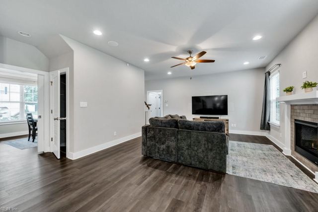 219 Dunway LN, Chesapeake, VA 23323