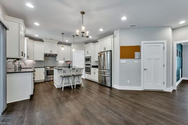 219 Dunway LN, Chesapeake, VA 23323