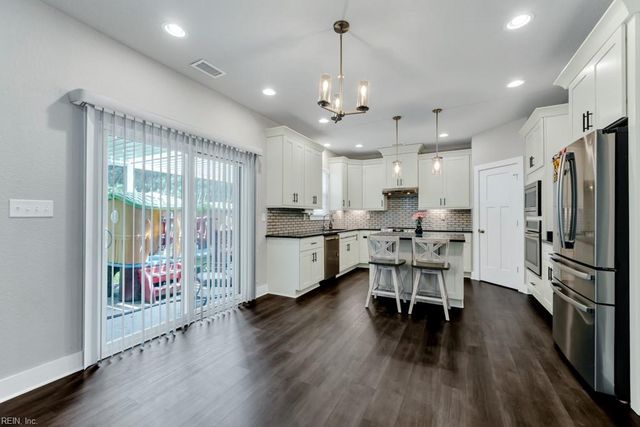 219 Dunway LN, Chesapeake, VA 23323