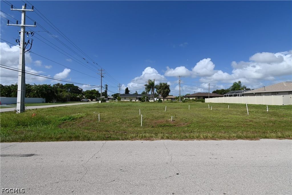 Image 2 of property listing at 3928 SE 4th AVE, Cape Coral, FL 33904