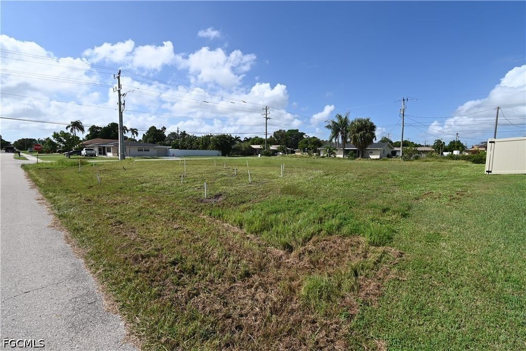 Image 3 of property listing at 3928 SE 4th AVE, Cape Coral, FL 33904