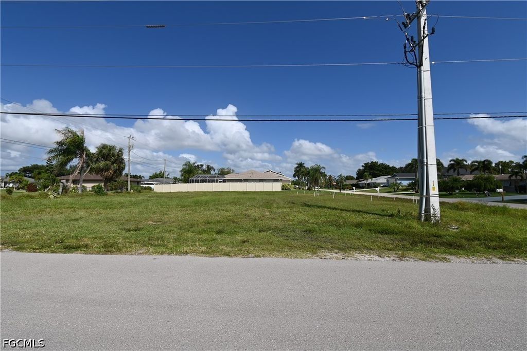 Image 4 of property listing at 3928 SE 4th AVE, Cape Coral, FL 33904