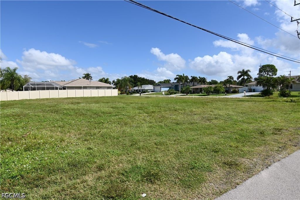 Image 5 of property listing at 3928 SE 4th AVE, Cape Coral, FL 33904