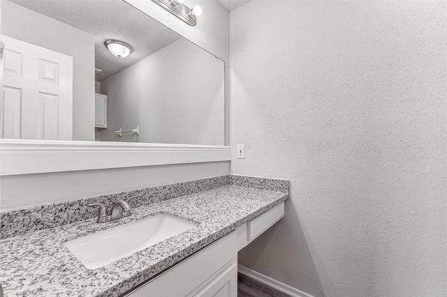 702 Lyle West Avenue C, Cleveland, TX 77327