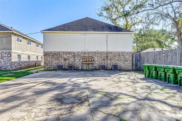702 Lyle West Avenue C, Cleveland, TX 77327