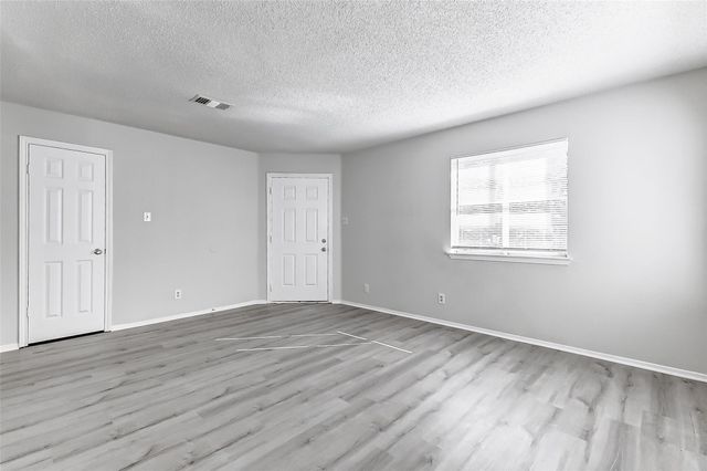702 Lyle West Avenue C, Cleveland, TX 77327