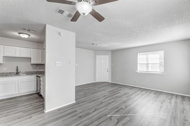 702 Lyle West Avenue C, Cleveland, TX 77327
