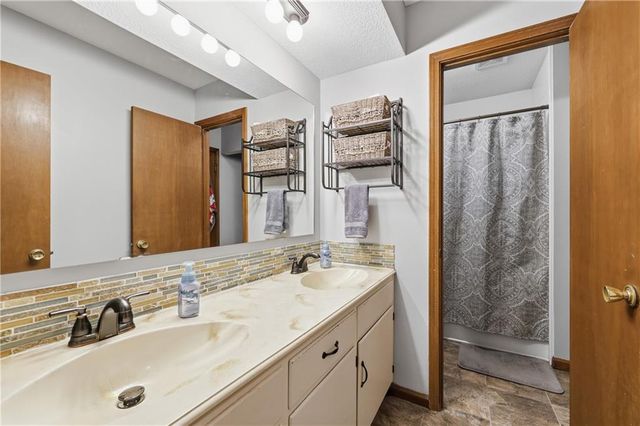 2608 NW Pembroke Court, Blue Springs, MO 64015