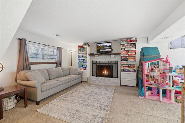 2608 NW Pembroke Court, Blue Springs, MO 64015