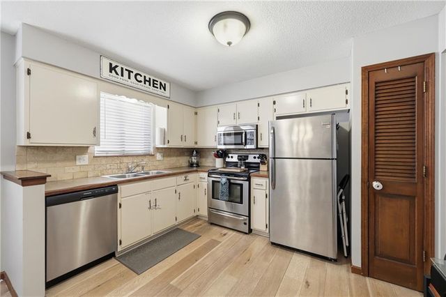 2608 NW Pembroke Court, Blue Springs, MO 64015