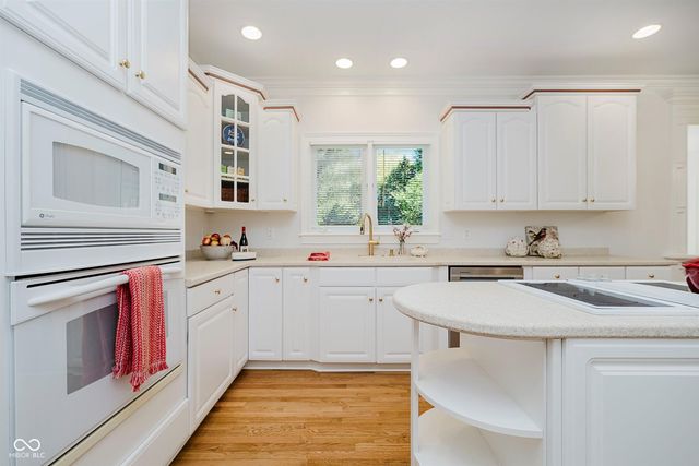 4827 Woods Edge Drive, Zionsville, IN 46077