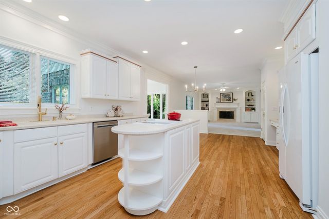 4827 Woods Edge Drive, Zionsville, IN 46077