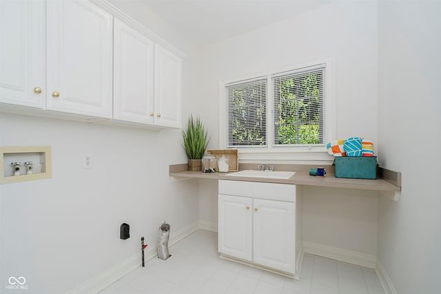 4827 Woods Edge Drive, Zionsville, IN 46077