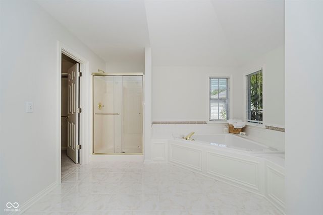 4827 Woods Edge Drive, Zionsville, IN 46077