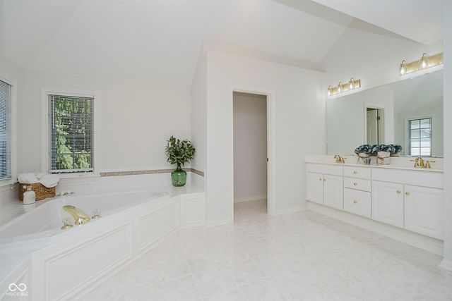 4827 Woods Edge Drive, Zionsville, IN 46077