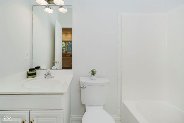 4827 Woods Edge Drive, Zionsville, IN 46077