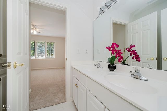 4827 Woods Edge Drive, Zionsville, IN 46077