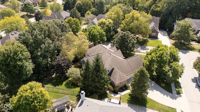 4827 Woods Edge Drive, Zionsville, IN 46077