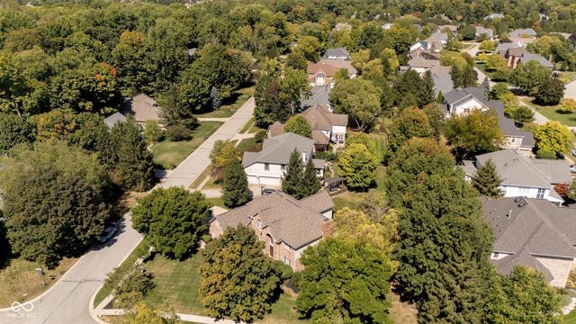 4827 Woods Edge Drive, Zionsville, IN 46077
