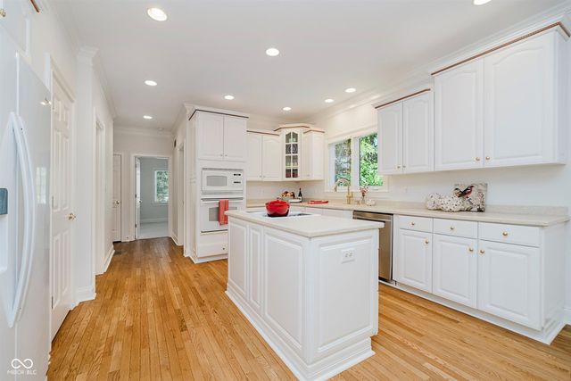 4827 Woods Edge Drive, Zionsville, IN 46077