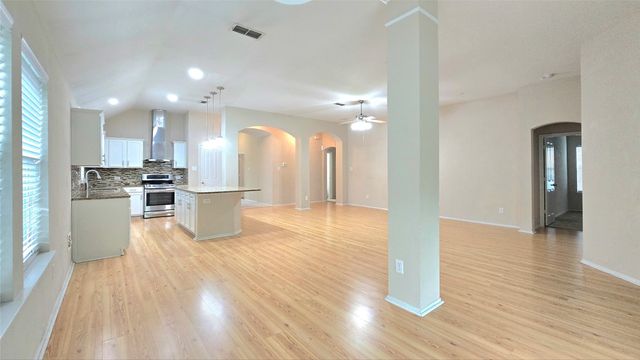 4255 Fall Creek Drive, Grand Prairie, TX 75052