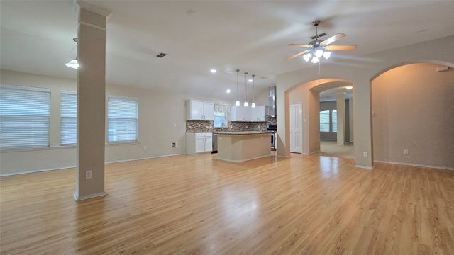 4255 Fall Creek Drive, Grand Prairie, TX 75052