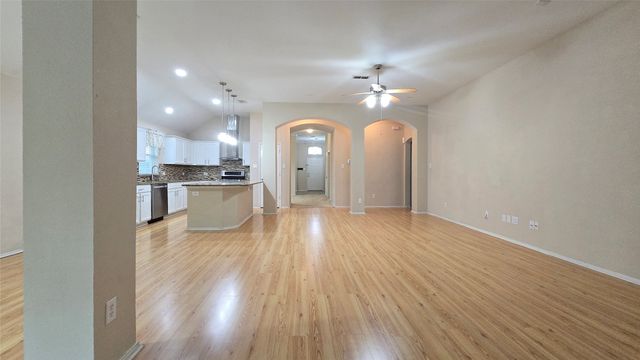 4255 Fall Creek Drive, Grand Prairie, TX 75052