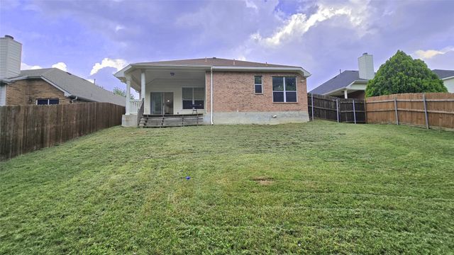 4255 Fall Creek Drive, Grand Prairie, TX 75052