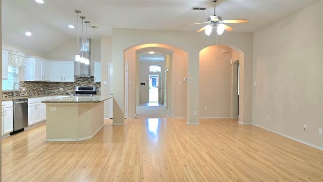 4255 Fall Creek Drive, Grand Prairie, TX 75052