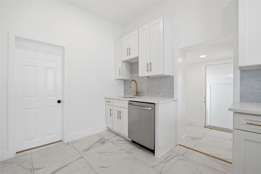 Image 12 of property listing at 2120 W NASSAU STREET, Tampa, FL 33607