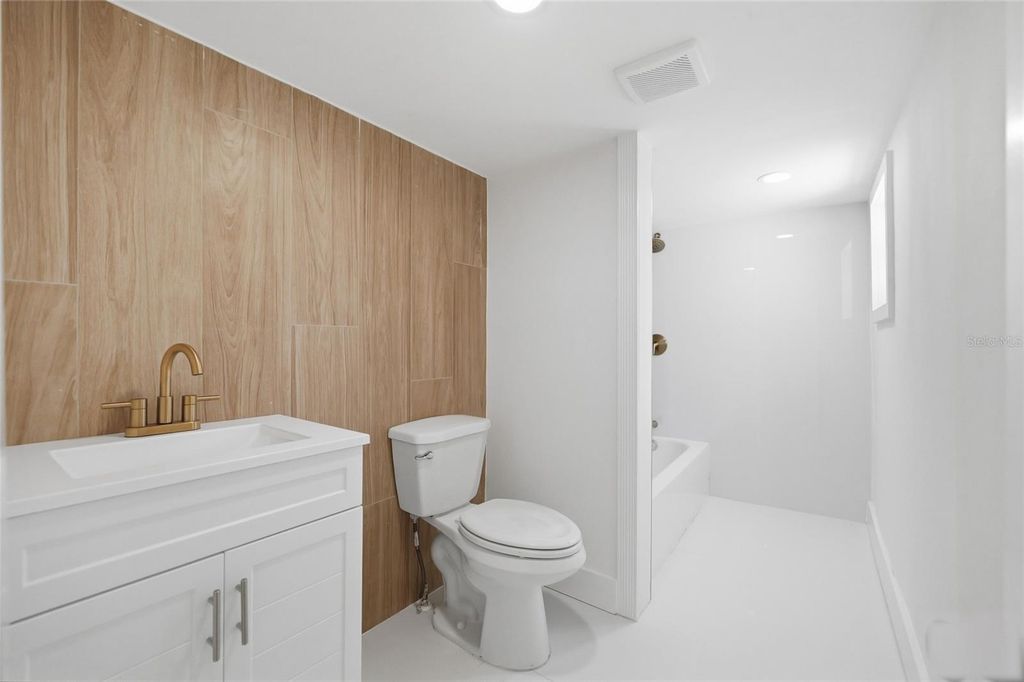 Image 18 of property listing at 2120 W NASSAU STREET, Tampa, FL 33607