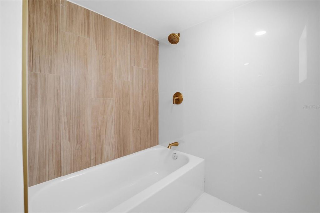 Image 19 of property listing at 2120 W NASSAU STREET, Tampa, FL 33607