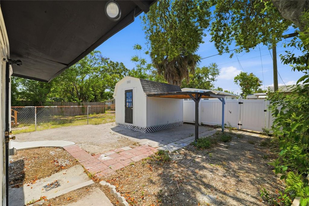 Image 28 of property listing at 2120 W NASSAU STREET, Tampa, FL 33607