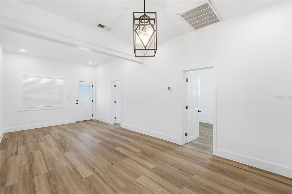 Image 10 of property listing at 2120 W NASSAU STREET, Tampa, FL 33607
